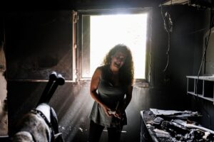 Mulher chora ao ver sua casa queimada em Rina, Sutizkever. A imagem é uma das fotos de guerra 2023 da Getty Images