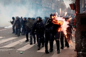 Polícia de choque é atingida por fogos de artifício durante confrontos violento. Paris, França