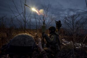 Militares ucranianos dispararam RPGs (granadas lançadas por foguetes) em posições inimigas ucraniana em Bakhmut, Ucrânia