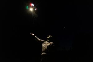 Militar ucraniano aprendendo a pilotar drones à noite na região de Lviv.. A imagem é um registro de uma fotografia de guerra 