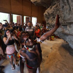 Chefe indígena inaugura réplica de gruta sagrada vandalizada no Mato Grosso