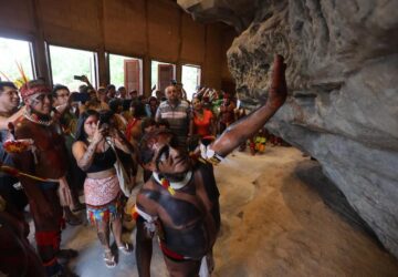 Chefe indígena inaugura réplica de gruta sagrada vandalizada no Mato Grosso