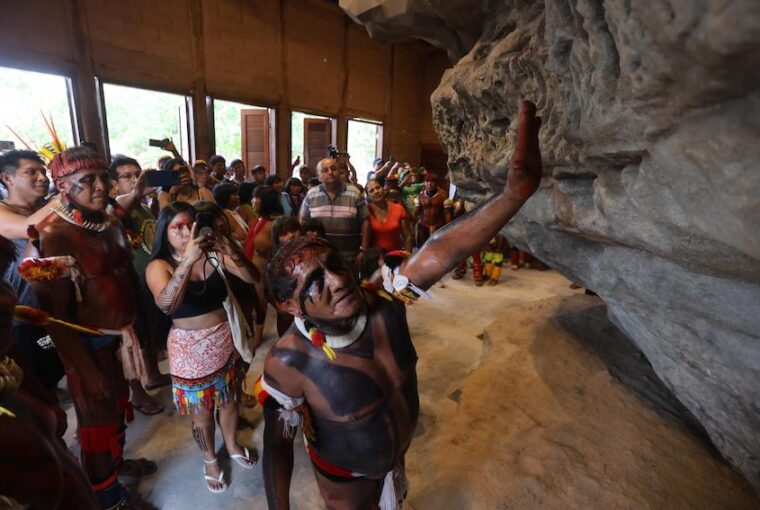 Chefe indígena inaugura réplica de gruta sagrada vandalizada no Mato Grosso