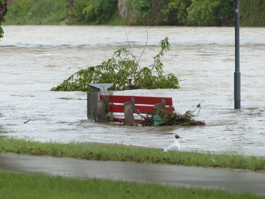 Banco submerso devido a uma inundação, consequência das alterações climática