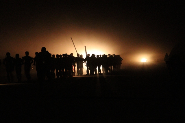 Grupo de índios da Aldeia Piyulaga reunidos a noite. Xingu, Mato Grosso