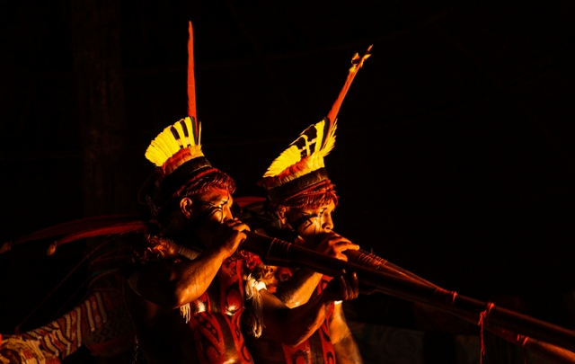 Índios tocando instrumentos. Aldeia Piyulaga, Xingu, Mato Grosso