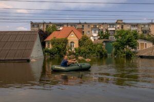 Moradores evacuam Kherson na Ucrânia após destruição de represa que causou inundação na comunidade.