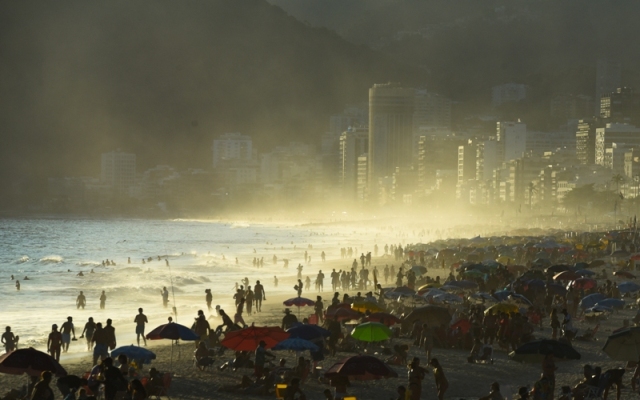 Pessoas enfrentam o calor provocado pelo El Niño na praia de Ipanema, Rio de Janeiro, Brasil