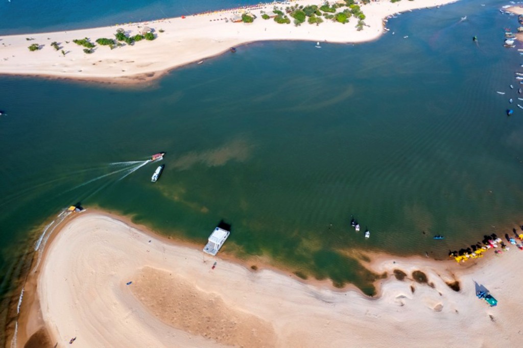 Praia formada pelo rio Tapajós em Alter do Chão, Brasil, na estação seca