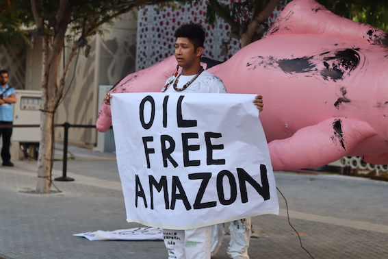jovem brasileiro protesta na COP28 contra exploração de petróleo na Amazônia