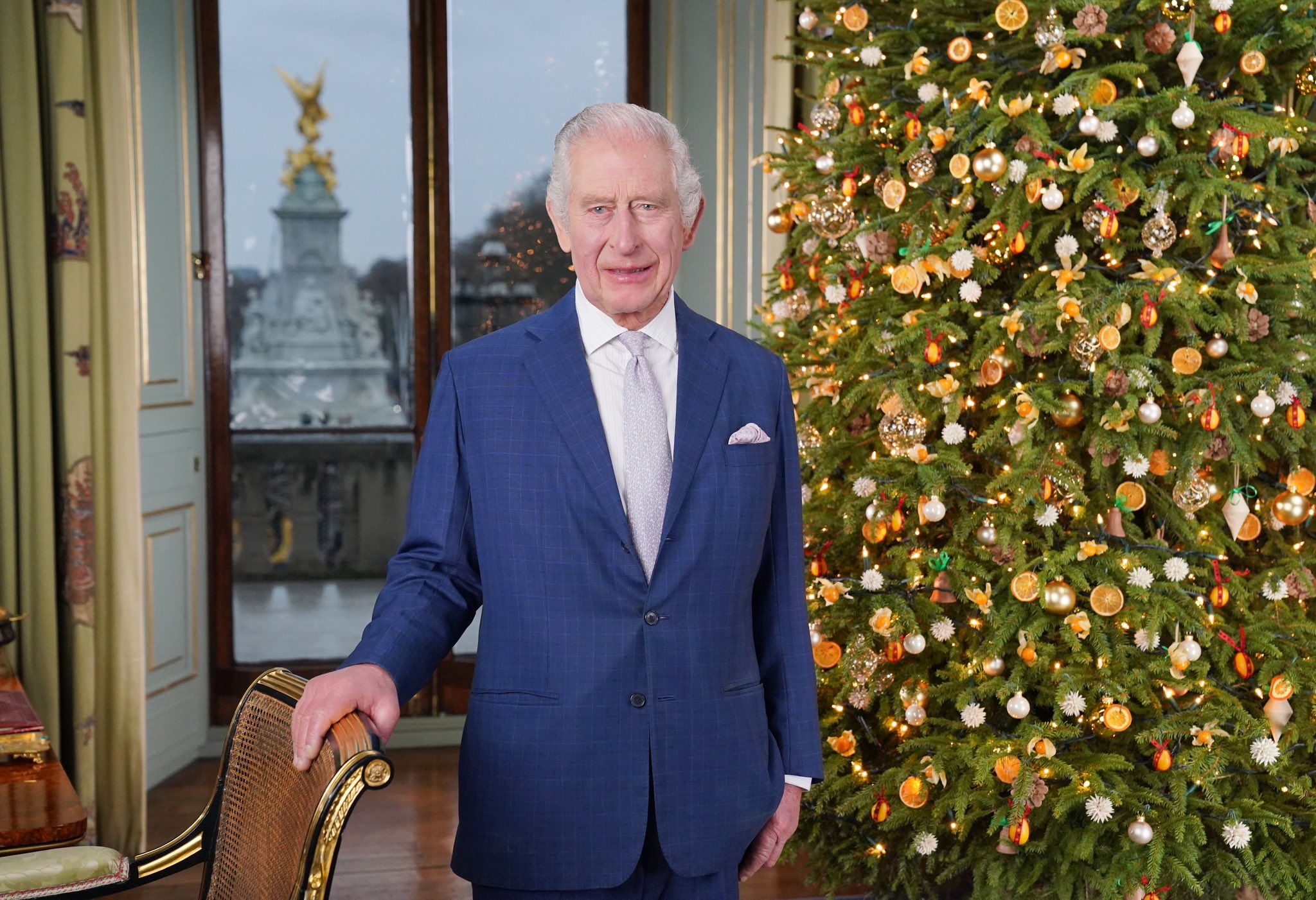 Rei Charles com a árvore de Natal no Palácio de Buckingham, em Londres