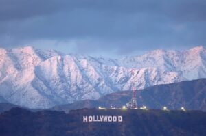 Tempestade de neve atinge as montanhas em Hollywood, Califórnia. O registro mostra as consequências das mudanças climáticas em 2023