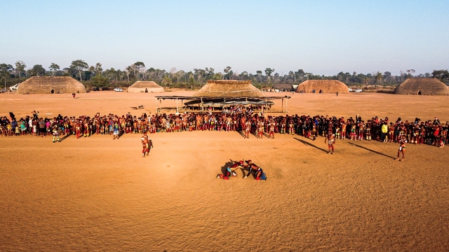 Índios reunidos durante ritual na Aldeia Piyulaga, Xngu, Mato Grosso