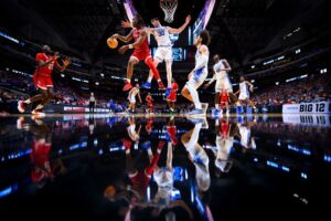 Jogadores de basquete com a imagem refletida no chão. A foto venceu em uma das categorias do prêmio de fotos de esportes