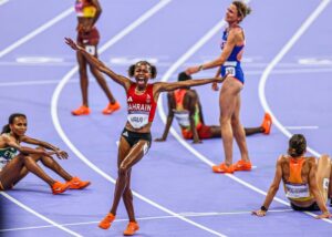 Atletas em uma pista de corrida. A imagem foi premiada no concurso de fotografia esportiva