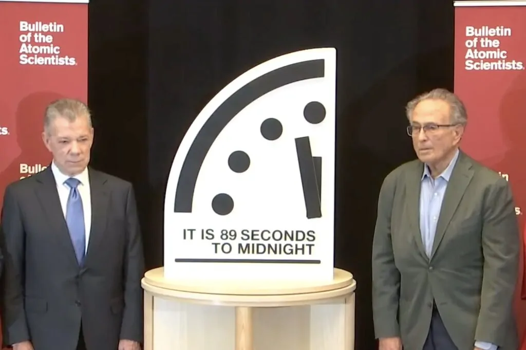 Doomsday Clock, o relógio do fim do mundo, marcando a hora de 2025