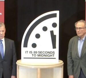 Doomsday Clock, o relógio do fim do mundo, marcando a hora de 2025