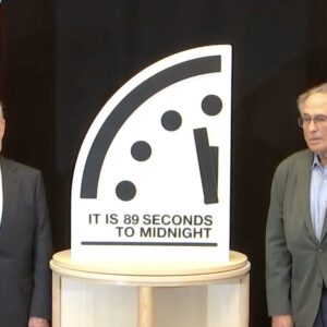 Doomsday Clock, o relógio do fim do mundo, marcando a hora de 2025