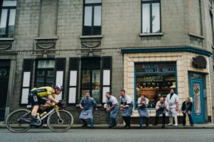 Pessoas cumprimentam um ciclista. A foto foi premiada no concurso de imagens de esporte