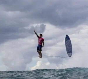 Surfista Gabriel Medina em registro feito durante prova nas Olimpíadas de Paris vence concurso de fotografia esportiva