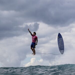 Surfista Gabriel Medina em registro feito durante prova nas Olimpíadas de Paris vence concurso de fotografia esportiva