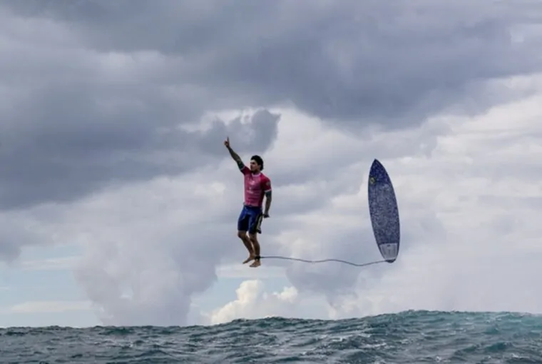 Surfista Gabriel Medina em registro feito durante prova nas Olimpíadas de Paris vence concurso de fotografia esportiva