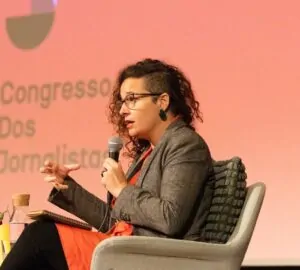 Natalia Viana, jornalista, em congresso de imprensa em Portugal