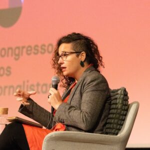 Natalia Viana, jornalista, em congresso de imprensa em Portugal
