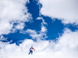 Homem esquiando entre nuvens. A imagem venceu na categoria esportes de inverno