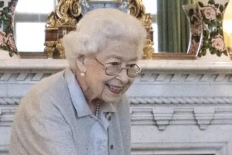Rainha Elizabeth em sua última foto antes da morte e cujos últimos momentos são contatos em novo livro