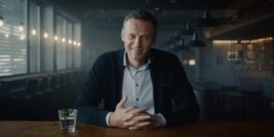 Alexey Navalny, cuja morte foi anunciada pelo Kremlin, em cena de documentário sobre envenenamento