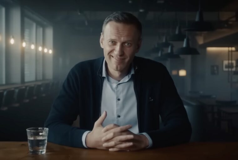 Alexey Navalny, cuja morte foi anunciada pelo Kremlin, em cena de documentário sobre envenenamento
