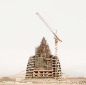 Uma construção e um andaime abandonado na China, é uma das imagens de Paisagem que concorre ao prêmio Sony Photography Awards