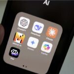 Smartphone com ícones da DeepSeek e outras ferramentas de inteligência artificial generativa