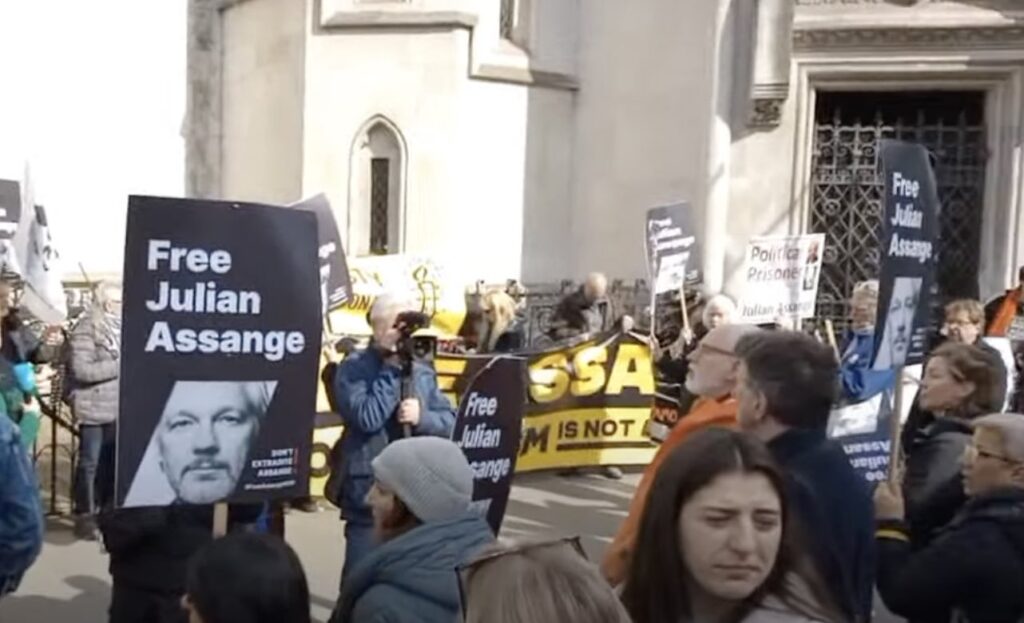 Manifestantes em frente ao Tribunal Superior, em Londres, defendendo que Julian Assange não seja extraditado para os EUA