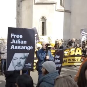 Manifestantes em frente ao Tribunal Superior, em Londres, defendendo que Julian Assange não seja extraditado para os EUA