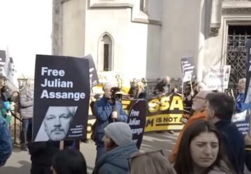 Manifestantes em frente ao Tribunal Superior, em Londres, defendendo que Julian Assange não seja extraditado para os EUA