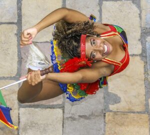Passista de frevo dançando no carnaval de Recife, foto vencedora de prêmio de imagens da cultura popular