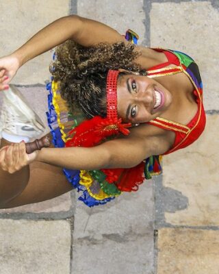 Passista de frevo dançando no carnaval de Recife, foto vencedora de prêmio de imagens da cultura popular