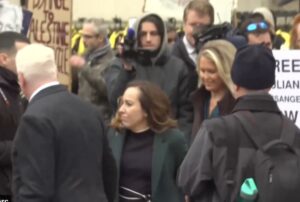 Stella Assange chega à suprema corte em Londres