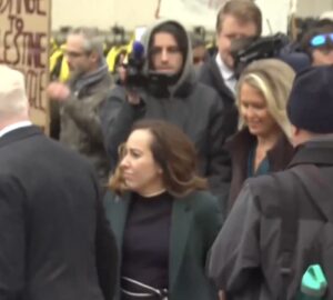 Stella Assange chega à suprema corte em Londres