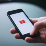 Smartphone com aplicativo YouTube, plataforma que festejoui 20 anos