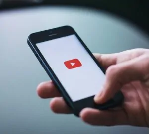 Smartphone com aplicativo YouTube, plataforma que festejoui 20 anos