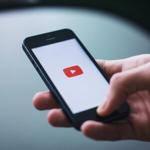 Smartphone com aplicativo YouTube, plataforma que festejoui 20 anos