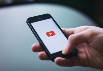 Smartphone com aplicativo YouTube, plataforma que festejoui 20 anos