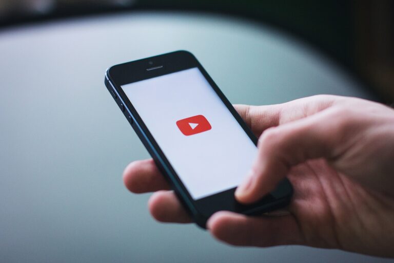Adolescente que processou redes sociais por dependência e depressão fecha acordo com YouTube