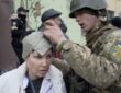 Soldado e mulher ferida em Mariupol, cena de filme indicado ao Oscar de Melhor Documentário em 2024