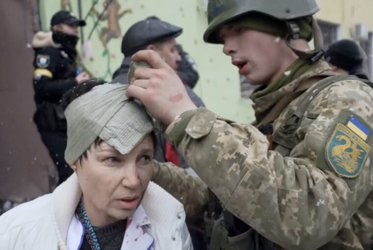 Soldado e mulher ferida em Mariupol, cena de filme indicado ao Oscar de Melhor Documentário em 2024