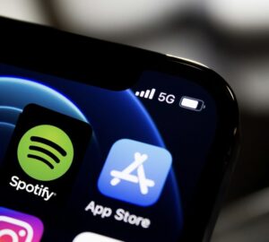 Telefone celular com aplicativos do Spotify e da Apple, que levou multa na Europa por reclamação feita pela empresa de streaming de áudio