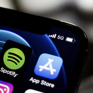 Telefone celular com aplicativos do Spotify e da Apple, que levou multa na Europa por reclamação feita pela empresa de streaming de áudio